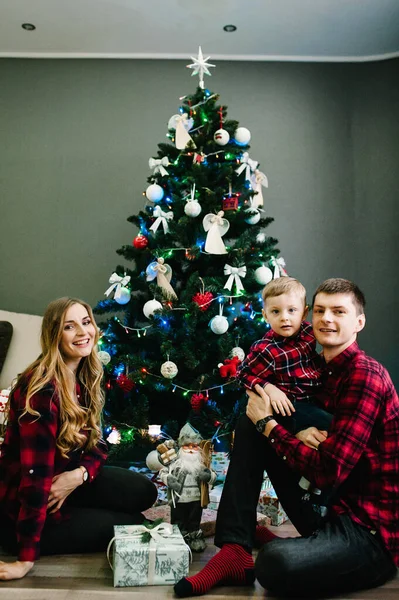 크리스마스 가족은 나이트 Xmas 크리스마스 홀리데이 가족은 선물을 크리스마스 근처의 — 스톡 사진