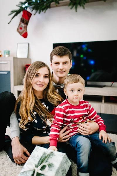 Kerstfamilie Geven Cadeau Doos Night Xmas Vrolijk Kerstfeest Fijne Feestdagen — Stockfoto