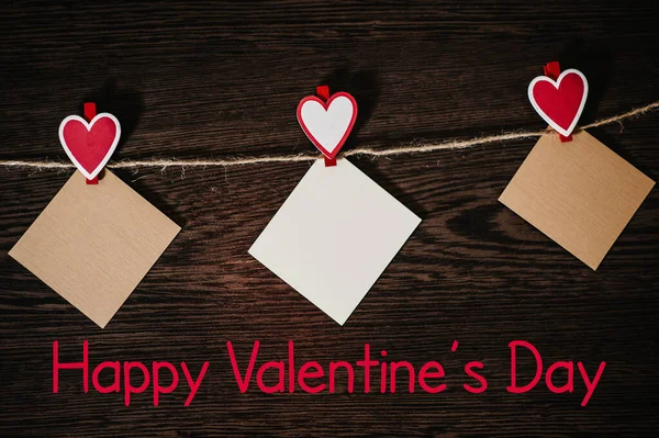 Sms Szczęśliwych Walentynek Papier Rzemieślniczy Trzy Puste Czerwonym Sercem Wiszącym — Zdjęcie stockowe