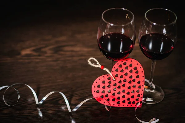 Romantyczne Wakacje Koncepcja Miłości Wstążki Wino Czerwone Serca Brązowym Drewnianym — Zdjęcie stockowe