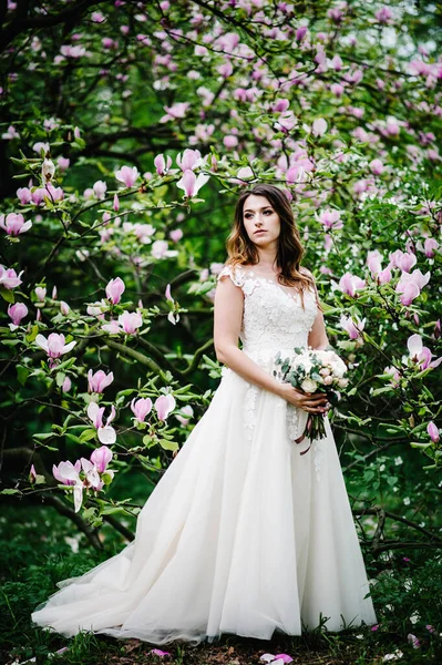 Όμορφη Νύφη Λευκό Φόρεμα Ένα Γαμήλιο Μπουκέτο Που Θέτει Και — Φωτογραφία Αρχείου