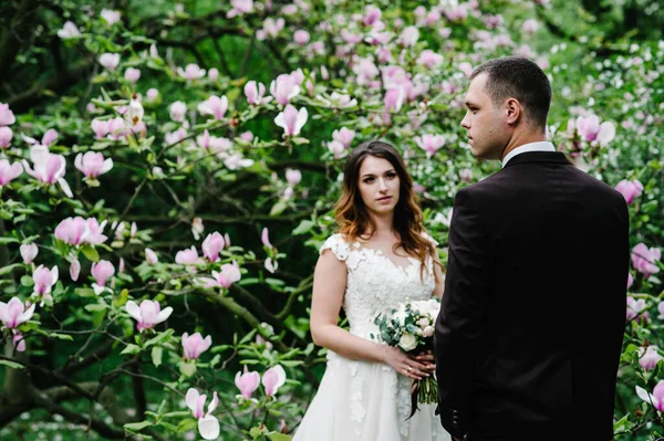 Stylowa Panna Młoda Pan Młody Pobierają Się Ceremonii Ślubnej Pobliżu — Zdjęcie stockowe