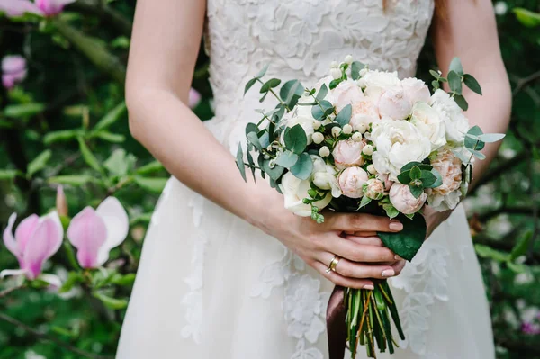 Sposa Sta Tenendo Bellissimo Bouquet Nozze Pastello Rosa Peonie Bianche — Foto Stock