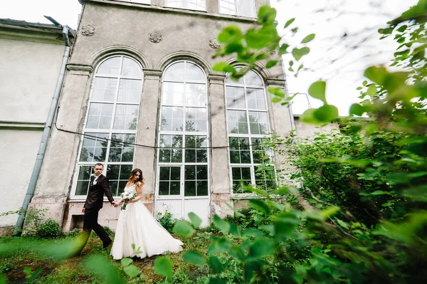 Moment Mariage Romantique Couple Jeunes Mariés Marche Sur Nature Dans — Photo