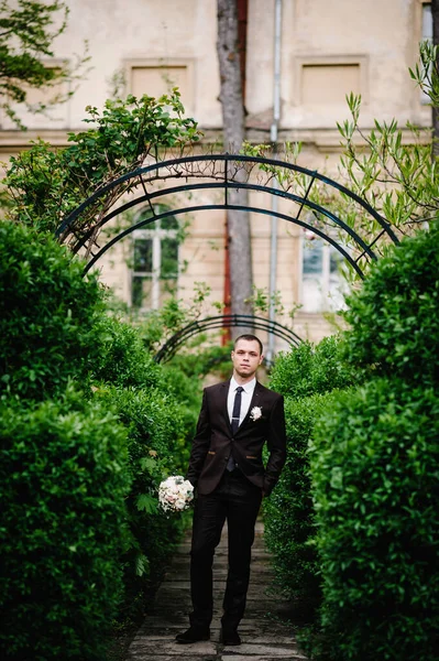 Novio Atractivo Traje Corbata Con Flores Ramo Boda Boutonniere Ojal — Foto de Stock