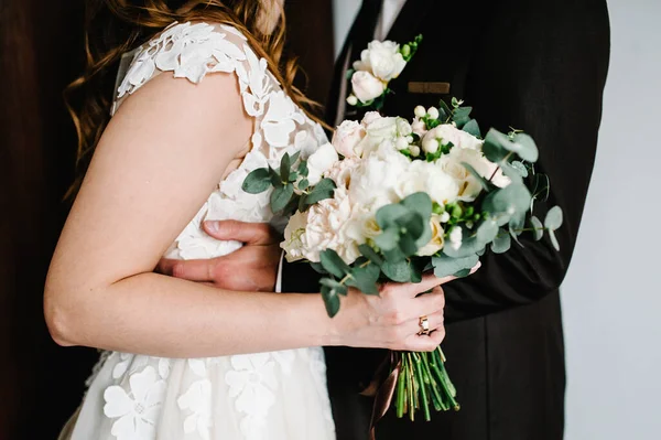 Sposa Abito Bianco Sposo Giacca Cravatta Stanno Tenendo Bellissimo Bouquet — Foto Stock