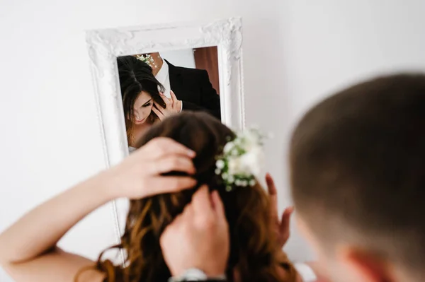 Reflexão Espelho Noivo Ajuda Noiva Corrige Grinalda Flores Sua Cabeça — Fotografia de Stock