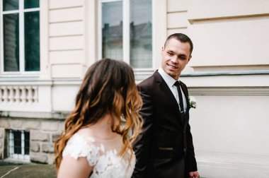 Yeni evliler eski mimari, eski bina, dışarıdaki eski ev, dışarıdaki klasik saray yakınlarında yürüyorlar..