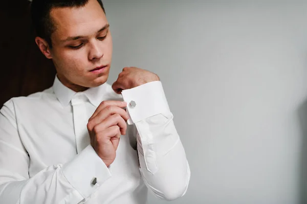 Man Skjorta Bär Metallisk Silvermanschettknapp Armen Bakgrunden Vit Vägg Handens — Stockfoto