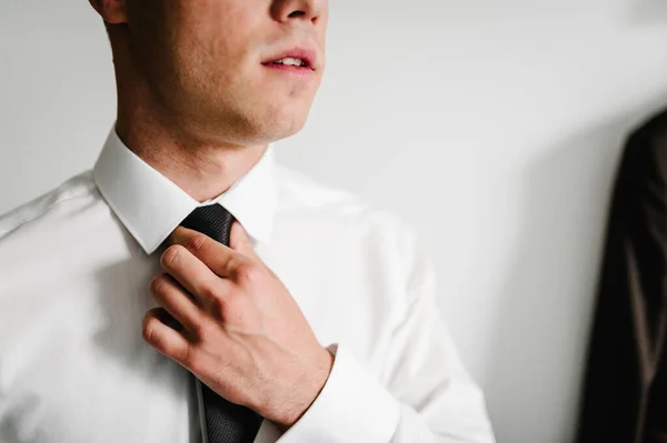 男人在家里把领带系在衬衫上 服装概念 — 图库照片