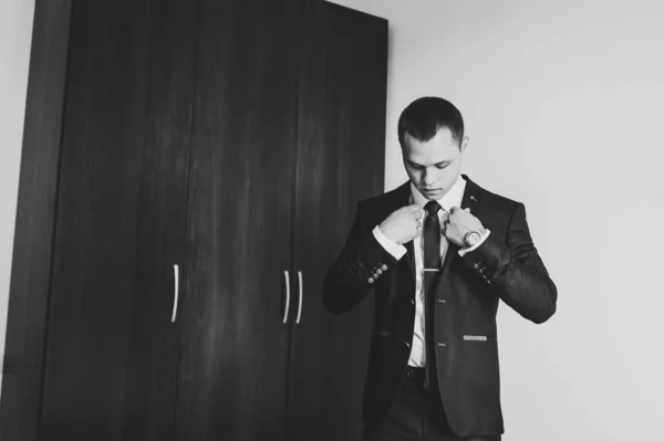 Facet Dopasowuje Kurtkę Domu Zamknij Drzwi Przystojniak Garniturze Koszuli Krawacie — Zdjęcie stockowe