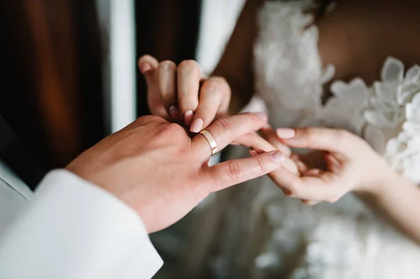 Mani Della Sposa Indossano Anello Fidanzamento Dito Dello Sposo Preparativi — Foto Stock