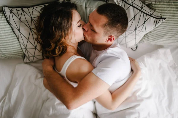 Sevgi Dolu Bir Çift Yatak Odasında Uzanıp Öpüşüyor Sevgililer Günü — Stok fotoğraf