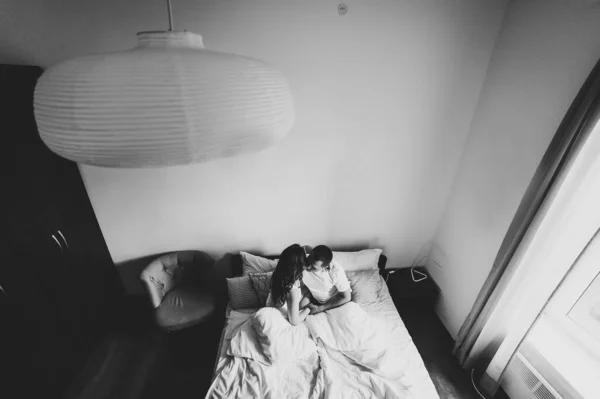 Femme Câlin Homme Amour Sur Lit Dans Une Grande Chambre — Photo