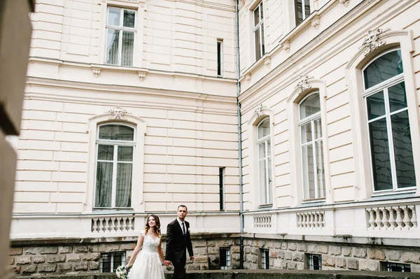 Nygifta Går Nära Antik Restaurerad Arkitektur Gammal Byggnad Gammalt Hus — Stockfoto