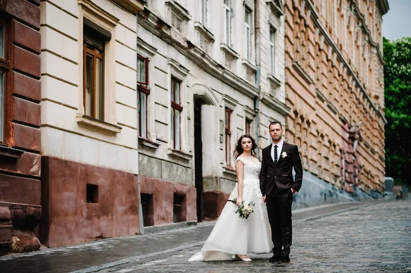 Porträtt Brudgummen Och Bruden Står Nära Gammal Byggnad Gammalt Hus — Stockfoto