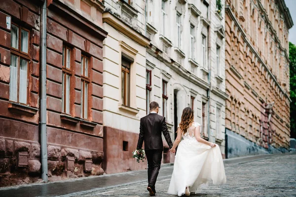 Portrait Groom Wedding Suit Bride Dress Walking Back Old Building — Stock Photo, Image