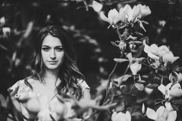 Retrato Una Atractiva Novia Sobre Fondo Flores Magnolia Disparos Cabeza — Foto de Stock