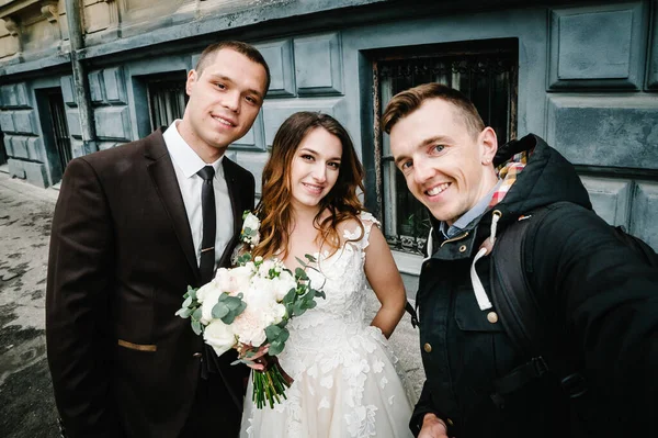 Amigo Recém Casados Faz Uma Selfie Com Uma Noiva Noivo — Fotografia de Stock