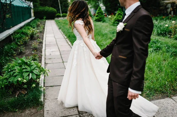 Casal Atraente Recém Casados Volta Caminho Certo Jardim Livre Momento — Fotografia de Stock