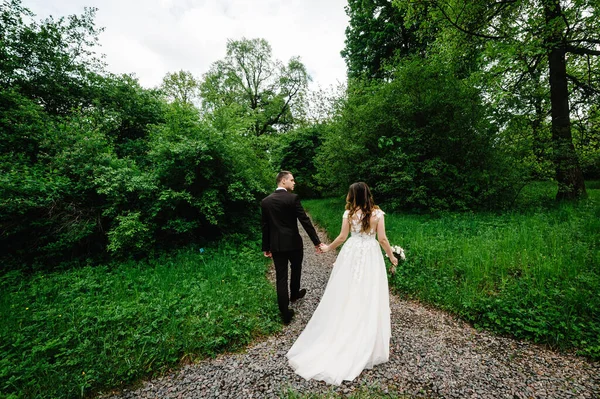 Attractive Couple Newlyweds Walking Back Trail Green Forest Happy Joyful — Stock Photo, Image