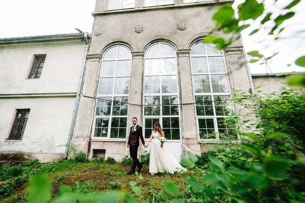 Bride Groom Walking Botanical Garden Old Architecture Wedding Ceremony Park — Stock Photo, Image