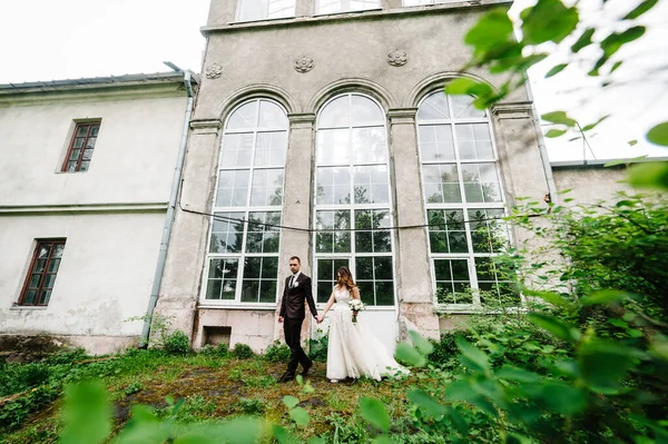 Gli Sposi Passeggiano Nel Giardino Botanico Vicino Alla Vecchia Architettura — Foto Stock