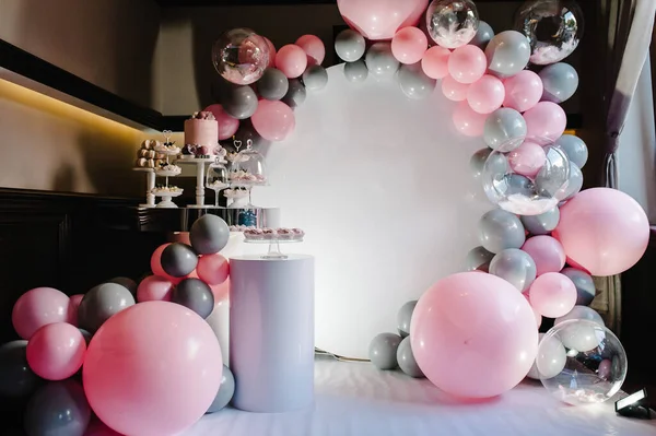 很好的婚宴生日蛋糕在一个背景气球派对装饰 复制空间 庆祝的概念 时尚蛋糕 糖果吧 甜点的桌子 — 图库照片
