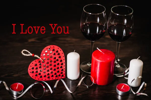 Napisz Cię Kocham Romantyczne Wakacje Koncepcyjne Wstążki Świece Kieliszki Wina — Zdjęcie stockowe