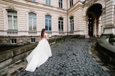 Güzel bir portre gelini, eski bir mimari, eski bir bina, eski bir ev, eski bir saray, açık havada yürüyor..