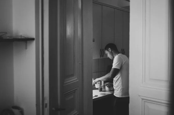 Amado Marido Está Preparando Café Cozinha Para Sua Esposa Vista — Fotografia de Stock