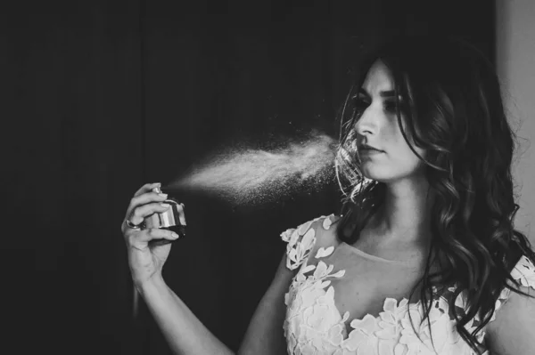 Bonito Jovem Noiva Atraente Segurando Frasco Pulverizando Perfume Fundo Escuro — Fotografia de Stock