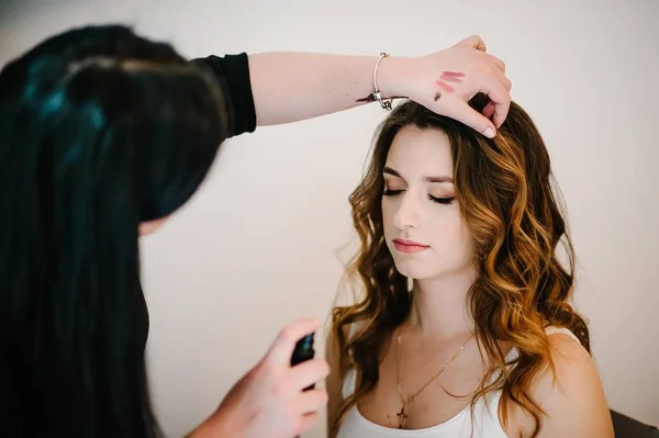 Concepto Maquillaje Maquillador Hace Maquillaje Perfecto Cara Piel Del Modelo — Foto de Stock