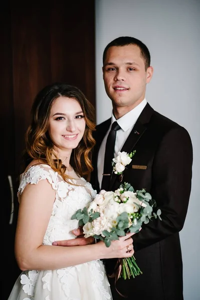 Retrato Clásico Novia Novio Casa Sobre Fondo Habitación Feliz Día —  Fotos de Stock