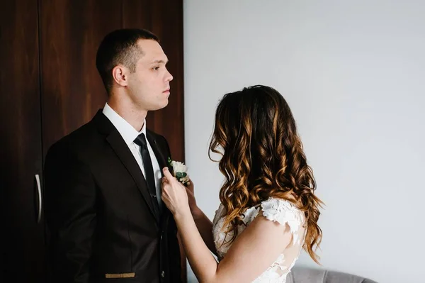 Nevěsta Bílých Šatech Dává Ženichovi Bundu Svatební Boutonniere Svatební Koncept — Stock fotografie