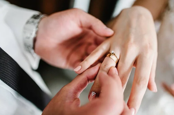 Die Hände Des Bräutigams Tragen Einen Verlobungsring Finger Der Braut — Stockfoto