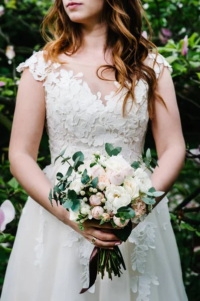 Noiva Vestido Branco Está Segurando Lindo Buquê Casamento Pastel Rosa — Fotografia de Stock