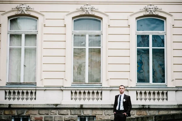 Snygg Attraktiv Porträttbrudgum Bröllopsdräkt Stå Nära Gammal Byggnad Utanför Vintage — Stockfoto