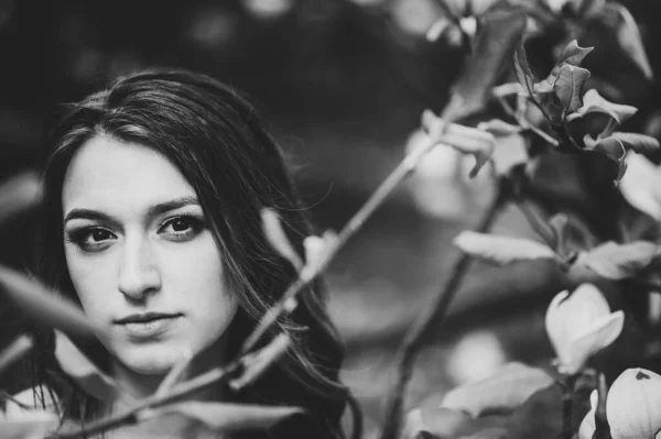 Retrato Uma Noiva Atraente Contra Fundo Flores Ramo Magnólia Tiro — Fotografia de Stock