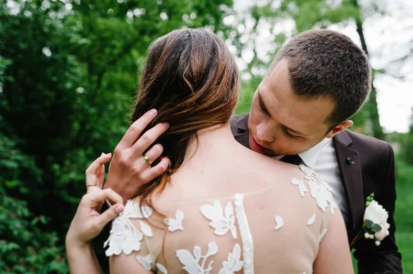 Glückliche Braut Und Bräutigam Heiraten Grünen Wald Trauung — Stockfoto