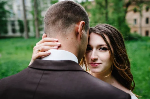 Ritratto Una Sposa Attraente Che Abbraccia Sposo Cerimonia Nuziale Sposi — Foto Stock
