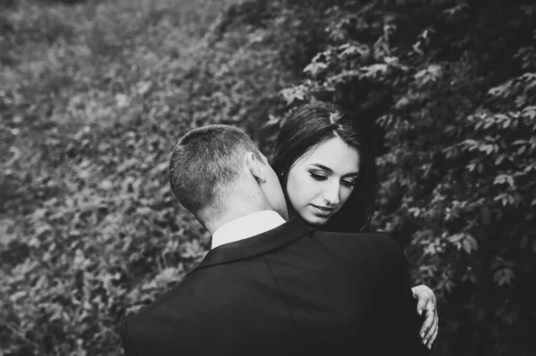 Rostro Cerca Atractiva Novia Abraza Besar Novio Espalda Ceremonia Boda —  Fotos de Stock