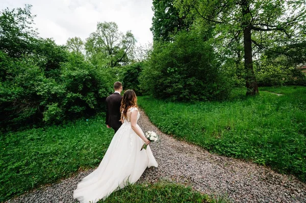 Pareja Romántica Recién Casados Novia Novio Está Caminando Nuevo Sendero —  Fotos de Stock