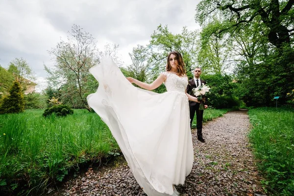 Atractiva Pareja Recién Casados Está Caminando Por Sendero Bosque Verde —  Fotos de Stock
