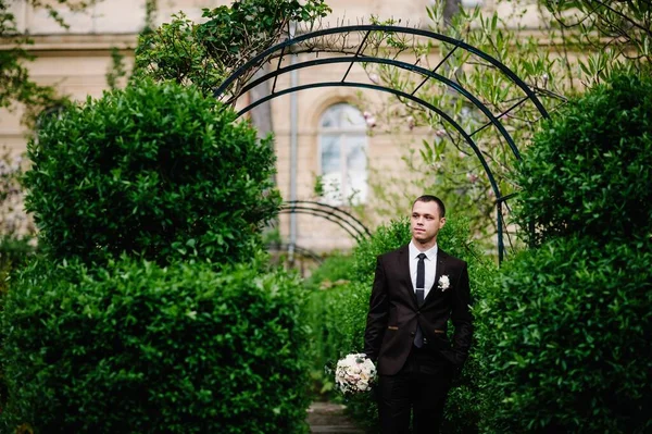 Den Attraktiva Brudgummen Kostym Och Slips Med Bröllop Bukett Blommor — Stockfoto