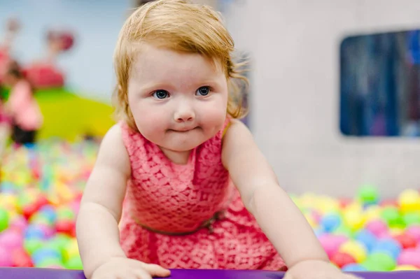 Portré Kis Aranyos Kislány Hercegnő Csecsemő Áll Játszik Játékteremben Léggömbök — Stock Fotó