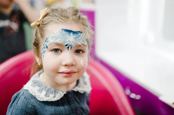 Criança Pequena Bonito Menina Quatro Anos Com Arte Facial Pintada — Fotografia de Stock