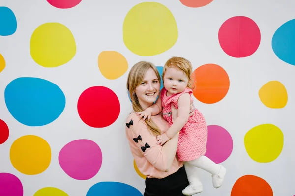 Madre Hija Riendo Feliz Están Pie Sobre Fondo Color Concepto — Foto de Stock