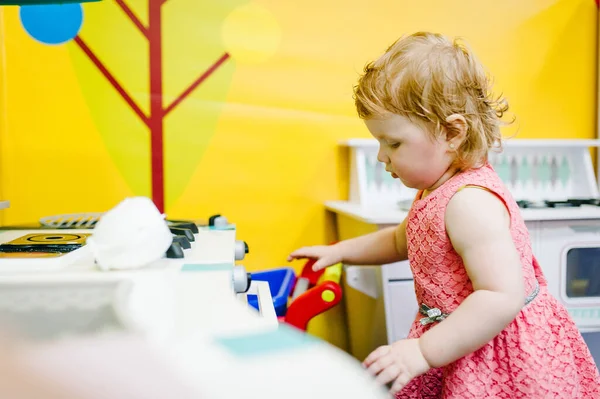 Criança Feliz Menina Ano Brincando Com Uma Cozinha Brinquedo Sala — Fotografia de Stock
