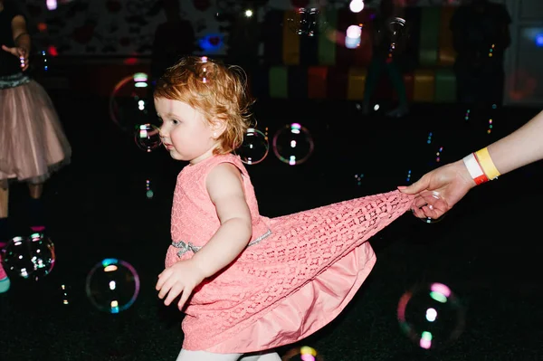Щасливі Діти Діти Маленька Дівчинка Грає Ловить Бульбашки Повітрі Дитина — стокове фото